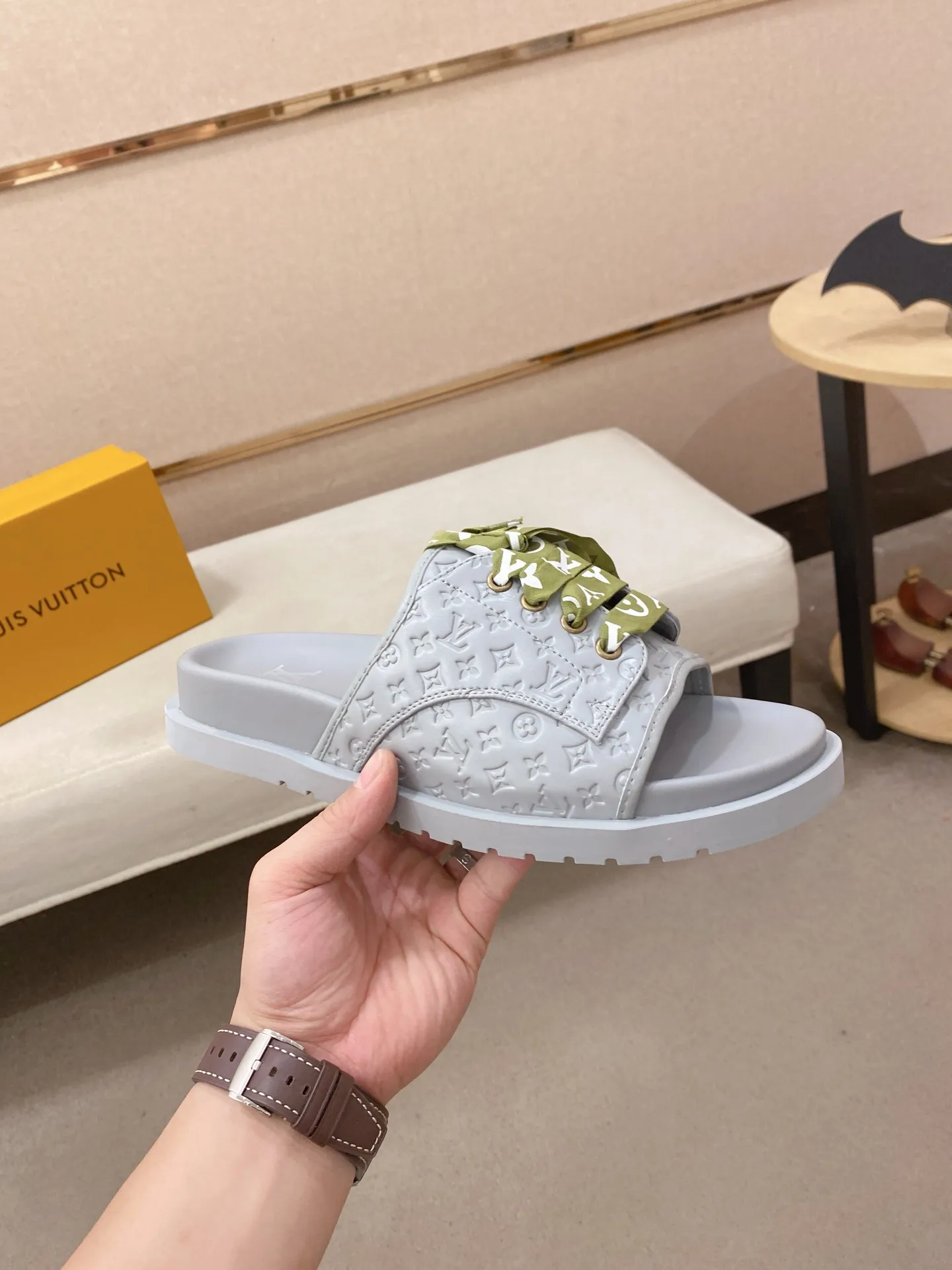 Men's shoes 💰: 340💰Made by LV🔍Top purchasing agents. Men's spring and summer slippers are available at the same counter. The uppers are imported cowhide from Italy, with logo graphics and high-quality craftsmanship. Soles: original soles specially provided by the original factory. Exclusive movable molded soles are super comfortable. Original goods follow orders. 🔍🔍High quality. You can enter and exit the counter at will. Welcome to compare. Size 38-44.